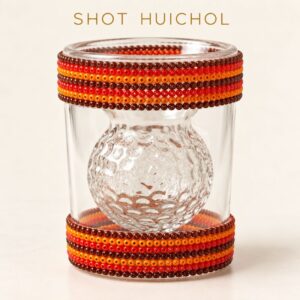 Shot Huichol artesanal con chaquira, artesanía mexicana Wixárika
