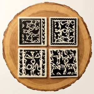 Coasters o portavasos decorados a mano con arte tradicional de Olinalá Guerrero, ideales para barra o regalo corporativo de lujo.