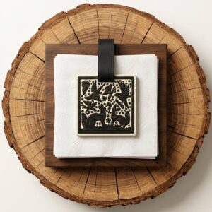 Servilletero artesanal plano de maque tradicional de Olinalá Guerrero, ideal para barra o regalo corporativo de lujo.