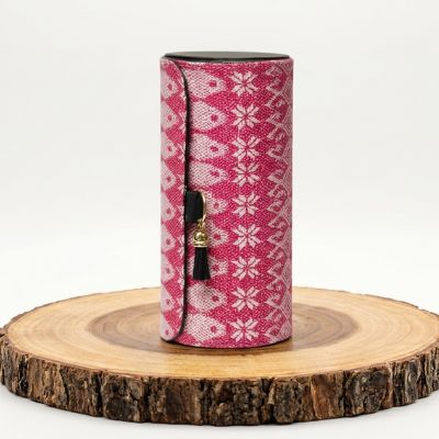 Estuche joyero cilíndrico artesanal, alhajero de viaje premium inspirado en el rebozo tradicional.