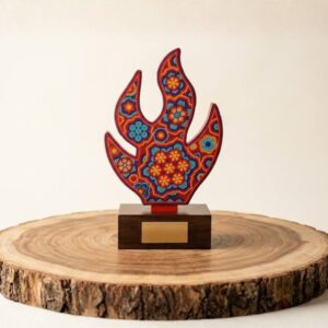 Trofeo artesanal Wixárika de chaquira fina y base de madera con placa, ideal para premios institucionales y regalos corporativos de lujo.