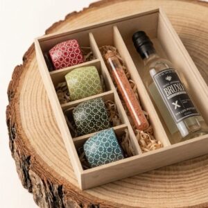 Caja de regalo corporativo premium de mezcal Bruxo con copitas de barro de Capula Michoacán artesanales.