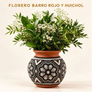 Florero artesanal de barro rojo con arte huichol y chaquira, artesanía mexicana