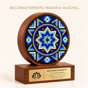 Reconocimiento de madera Huichol con chaquira artesanal mexicana.